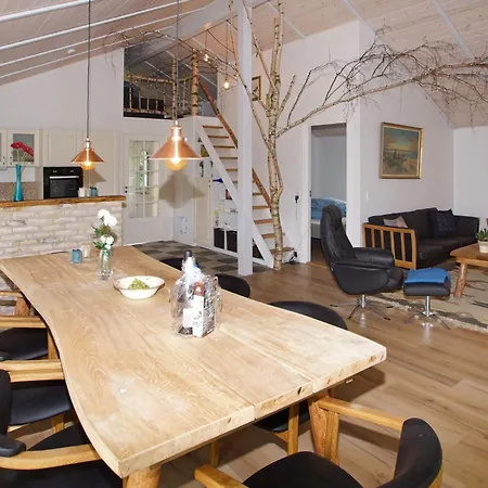 8 Person In Hemmet-by Traum