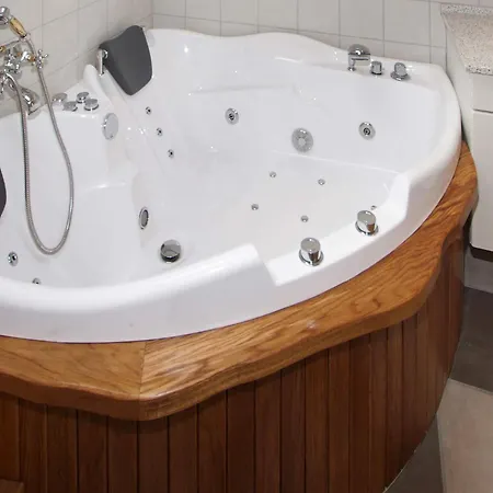 8 Person In Hemmet-by Traum Hemmet