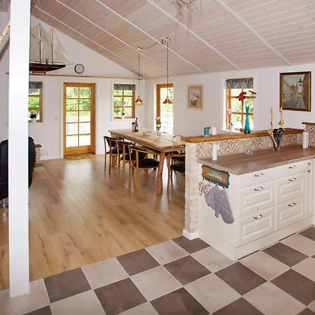 8 Person In Hemmet-by Traum