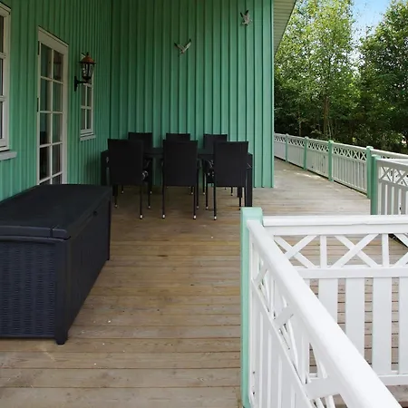 8 Person In Hemmet-by Traum